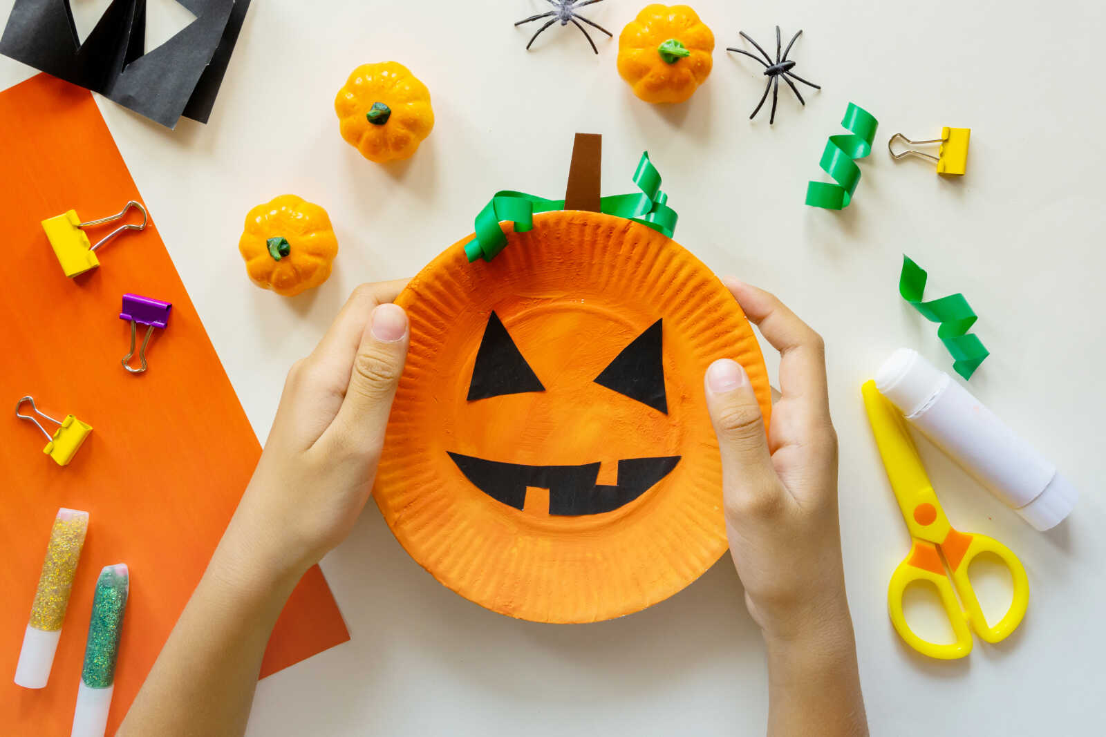 Easy Jack-o’-Lantern Paper Plate Pumpkin Craft for Kids